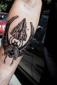 scarabeo stile egiziano a mano e motivo tatuaggio di montagna