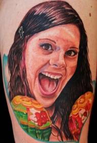 frouljusportret glimlachend gesicht en tatoeëringspatroon fan lolly