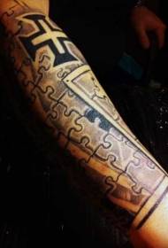 Rankos juodos ir baltos spalvos galvosūkis su kryžiaus tatuiruotės modeliu