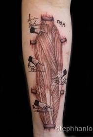 braccio nero stile grigio muscolo umano e modello di tatuaggio lettera a mano