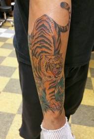 personalidad de pintura de brazo por el patrón de tatuaje de tigre de montaña