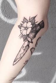 lámh-snoíodóireacht dagger dubh stíl le patrún tattoo bláthanna