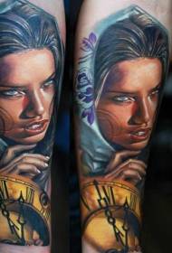 underarm realistiska kvinnor porträtt med gyllene klocka tatuering mönster