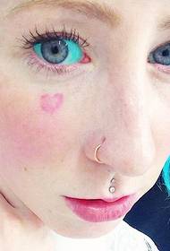 módní dívka modré oko tetování