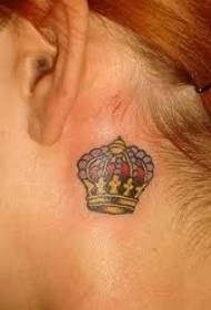 piccolo modello di tatuaggio color corona dietro l'orecchio