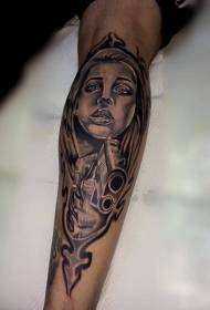 braço pistola cinza preta e padrão de tatuagem de mulher