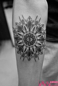 Tatuatge de tòtem blanc i negre de braç