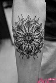 Tatuaggio totem braccio bianco e nero