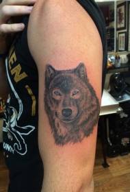 grutte earm blauwe eagen wolfkop tattoopatroan