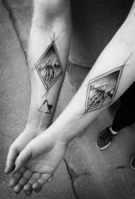 paar arm zwarte geometrische berg tattoo patroon