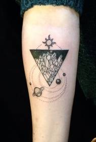 ett ovanligt svart solsystem med triangulärt tatueringsmönster