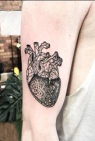 pointe dubh buachaill ar an lámh, pictiúr simplí de phlúr tattoo croí bláth