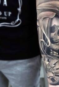 Crani misteriós negre molt realista amb patró de tatuatge de rellotge