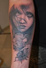 braccio ritratto di ragazza in stile grigio nero e vari disegni di tatuaggi di insetti