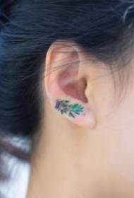 9 imagens minimalistas de tatuagens pequenas nas orelhas