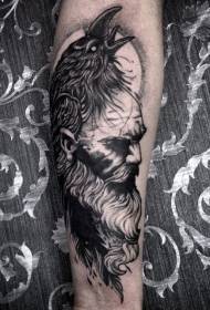 misterioso macho de barba negra con patrón de tatuaje de Raven