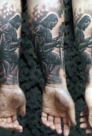 bracciu medievale grigiu nero preghiera samurai mudellu di tatuaggi