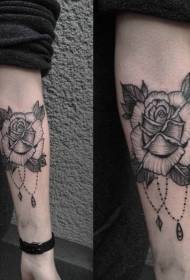 手臂簡單的黑色雕刻風格玫瑰紋身圖案
