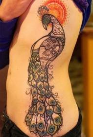 disegno del tatuaggio totem pavone colore lato vita femminile