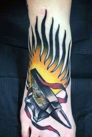 Поднятая картина с наковальней и огненной татуировкой