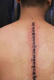 Imagen del tatuaje sánscrito de la personalidad de la columna vertebral de los hombres