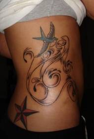 sa kilid nga rib asul nga estilo lunok ug sumbanan nga pula nga tattoo sa bituon
