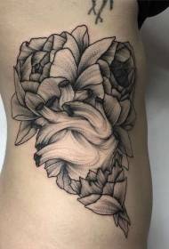 coeur de côte avec motif floral de tatouage de piqûre