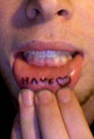 labbra à la parte interior di a lettera in forma di tatuatu di tatu negru