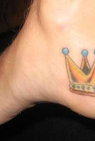 modello di tatuaggio corona tacco giallo