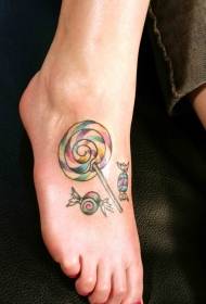 model de tatuaj colorat cu bomboane drăguțe pe instep