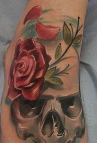 instep launin fata kwanyar tare da Red fure tattoo ƙirar