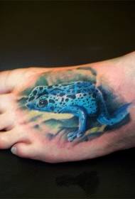 腳背上的逼真的藍色有毒青蛙紋身圖案