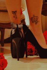Bellissimo ed elegante disegno del tatuaggio corona dietro i piedi delle ragazze