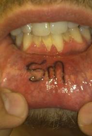 patrón de tatuaxe de dúas letras dentro dos beizos