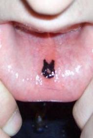 huuled musta väikese logo tätoveeringu mustri sees
