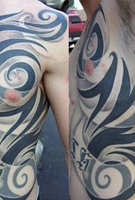 Patrón de tatuaxe con tótem de tiburón nas costelas laterais