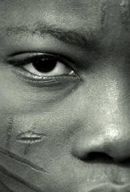 Աֆրիկացի կանանց դեմքը դաժան ավանդական կտրված մսի դաջվածքների օրինակ է