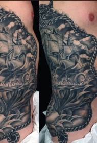 Šoniniai šonkauliai, vaizduojantys juodos ir baltos spalvos burlaivius su kalmarų tatuiruotės modeliais
