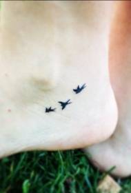 mazs svaigas bezdelīgas tetovējuma raksts uz mazās meitenes kājām