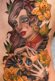 странични ребра со модерен стил на боја убава жена со шемата за тетоважа на черепот