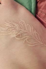 collo del tatuaggio carino piuma di pavone bianco invisibile modello di tatuaggio