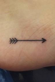 model i vogël tatuazhi me shigjeta të lezetshme në pjesën e pasme të këmbës