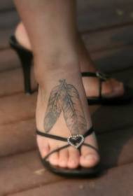 dues fotografies de tatuatges de ploma blanca als peus