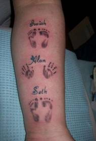 rankos kūdikio pėdsakai ir rankos atspaudų raidės tatuiruotės raštas