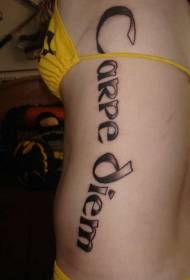 modello di tatuaggio lettera marrone nero lato vita