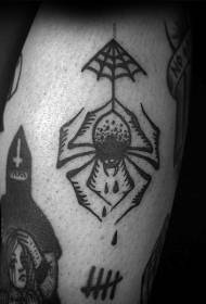 чорны ўкол асобы, вялікі павук, невялікі узор татуіроўкі