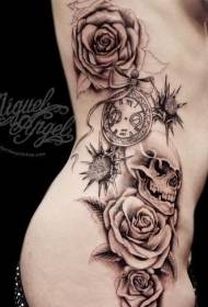 naisen vyötäröpuolella ruskea iso ruusu, kallo-tatuointikuvio