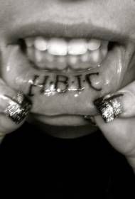Foto de tatuaje de letra negra inglesa femenina del labio interno