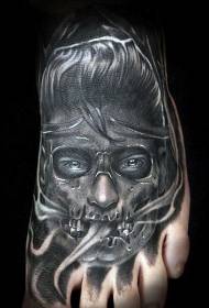 fantastiskt svartgrått rökande monster tatueringsmönster på baksidan