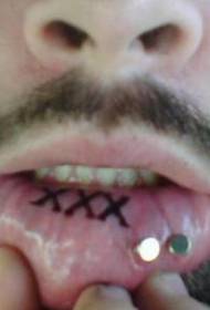 dräi Gabelen schwaarz Tattoo Muster op der Innere vun de Lippen